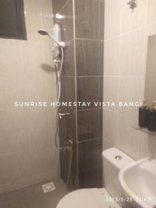 een badkamer met een douche, een toilet en een wastafel bij Sunrise Homestay Vista Bangi in Kajang