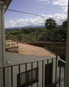 ファルコーネにあるCasa Vacanza Casinello 1の屋根付きの家のバルコニーからの眺め
