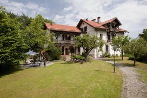 ein großes Haus mit einem Hof davor in der Unterkunft Villa Fantasia Budget Boutique Hotel in Füssen