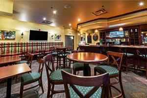 un restaurante con mesas y sillas y un bar en The Casablanca Hotel, en Grimsby