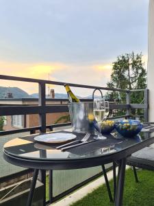 een tafel met een fles wijn op een balkon bij Casa Vacanza Luce in Como