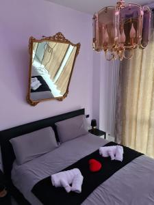 1 dormitorio con 2 toallas en una cama con espejo en Casa Vacanza Luce en Como