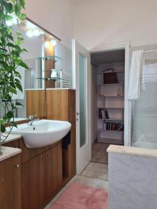 een badkamer met een wastafel en een spiegel bij Casa Vacanza Luce in Como