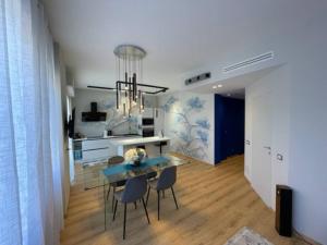 Un comedor y una cocina con mesa y sillas. en Perla Blu, en Diano Marina