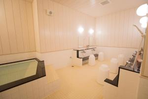 un bagno con due WC e un lavandino di Yokote Central Hotel a Yokote