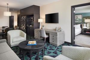 Habitación de hotel con cama extragrande y sala de estar. en W Miami, en Miami