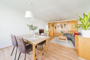 a dining room and living room with a table and chairs at FeelHome-Karmeliterviertel-6 Gäste-WiFi-Smart TV in Vienna