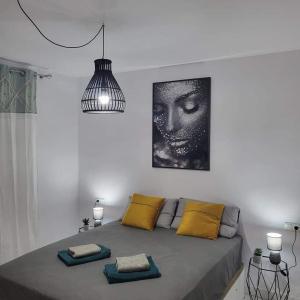 1 dormitorio con 1 cama grande con almohadas amarillas en Apartament Punta Prima, en Torrevieja