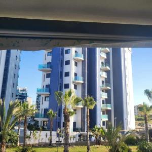 vistas a un gran edificio de apartamentos desde la playa en Apartament Punta Prima, en Torrevieja