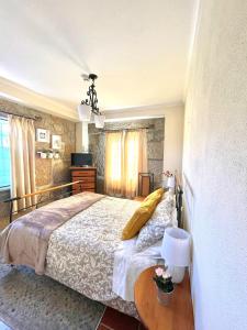 維塞烏的住宿－Casa Castenda，一间卧室配有一张大床和一张桌子