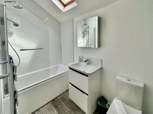 ein weißes Bad mit einem Waschbecken und einer Dusche in der Unterkunft 7 Blue bridge Luxury Loft Apartment with private parking in York