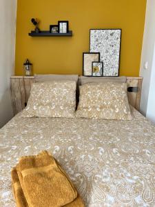 a bedroom with a bed with a yellow wall at Le Jean Bart - Lille Votre T1 meublé cosy & lumineux Quartier République in Lille