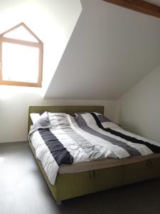 een bed in een kamer met een raam bij GoldMerunka in Šakvice