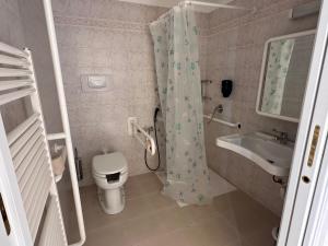 Hotel Montallegro في رابالو: حمام صغير مع مرحاض ومغسلة