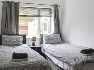 Ένα ή περισσότερα κρεβάτια σε δωμάτιο στο Apartment 1 - Uk44165