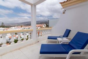 balcone con sedie blu e vista sulla spiaggia di Terrace View Studio ad Adeje