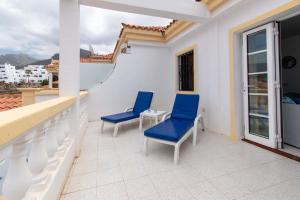 due sedie blu sedute sul balcone di una casa di Terrace View Studio ad Adeje