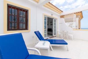 un patio con tavolo e sedie blu e bianche di Terrace View Studio ad Adeje Altre 41 foto