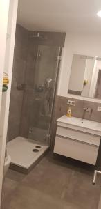 a bathroom with a shower and a sink at Joanna Apartment - Schwetzingen 3 in Schwetzingen