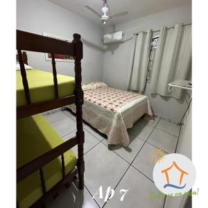 a bedroom with two bunk beds in a room at Ap Privativo Brisamar, 10min da praia - Sentir-se em casa! in Vila Velha