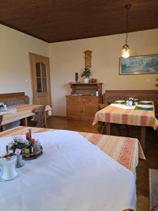 uma sala de estar com duas mesas e uma cama em Urlaub am Bauernhof Familie Kitting em Vorau