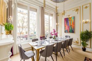 a dining room with a long table and chairs at Luxury 5 Bedroom 4 Bathroom - Louvre & Notre Dame in Paris