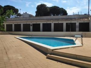 une piscine vide en face d'un bâtiment dans l'établissement Estel, à L'Escala