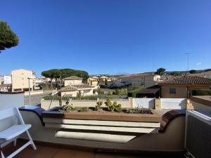 d'un balcon avec un banc et une vue sur la ville. dans l'établissement Estel, à L'Escala