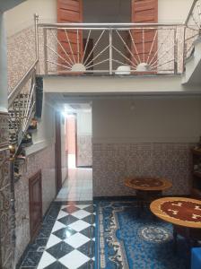 un restaurant avec deux tables et un escalier dans l'établissement Riad Qariya siyahiya, à Marrakech