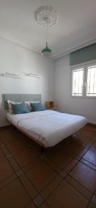 1 dormitorio con 1 cama grande en una habitación en HOSTAL SAN MARTIN DE MONTALBAN, en San Martín de Montalbán