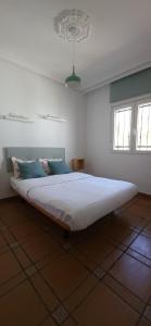 San Martín de MontalbánHostal San Martin de Montalban的房间里有一张大床的卧室