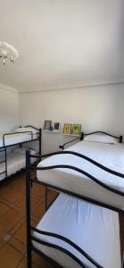 Hostal San Martin de Montalban客房内的一张或多张床位