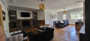 San Martín de MontalbánHostal San Martin de Montalban的带壁炉的客厅和用餐室