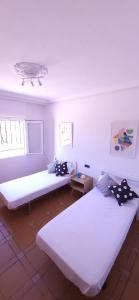 Hostal San Martin de Montalban客房内的一张或多张床位
