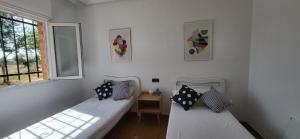 Hostal San Martin de Montalban客房内的一张或多张床位