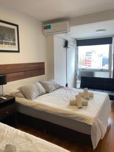 1 dormitorio con 1 cama con 2 toallas en Apartamento súper luminoso en Congreso / Centro en Buenos Aires