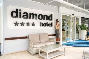 una habitación con una silla y un cartel para un hotel de diamantes en Hotel Diamond, en Riccione