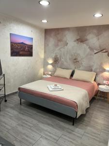 - une chambre avec un lit orné d'une peinture murale dans l'établissement Amuri di Casa Catania, à Catane