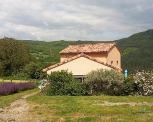 ein Haus auf einem Feld neben einem Weinberg in der Unterkunft La Villa Des Raspes - Holistique Spa - Adult Only in Viala-du-Tarn