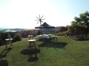 a group of tables and umbrellas on a field at Weingut Gästezimmer Gruber in Ehrenhausen