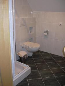 ein Badezimmer mit einem WC und einer Badewanne in der Unterkunft Weingut Gästezimmer Gruber in Ehrenhausen