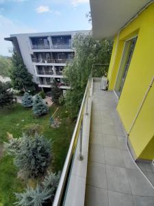 uma varanda de um edifício com um jardim em Airplane Residence 1 em Otopeni