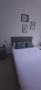 Hostal San Martin de Montalban客房内的一张或多张床位