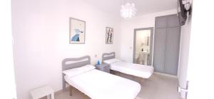 Hostal San Martin de Montalban客房内的一张或多张床位