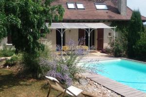 ein Haus mit Pool im Hof in der Unterkunft Villa de charme la Vinadière avec piscine privée et chauffée in Voutezac