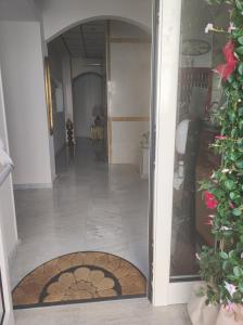 porta aperta su un corridoio con pavimento piastrellato di Hotel Mazzocca a Caramanico Terme