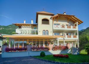 Nespecifikovaný výhled na hory nebo výhled na hory při pohledu z hotelu