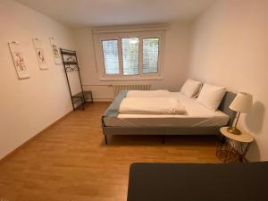 sypialnia z łóżkiem i oknem w obiekcie Galaxy Apartments Lucerne w Lucernie