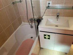 un bagno con vasca e lavandino di Moniz Apartment a Caniço Altre 35 foto