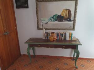 - une table dans une pièce avec un miroir et des livres dans l'établissement Dar Anneke, à Chefchaouen